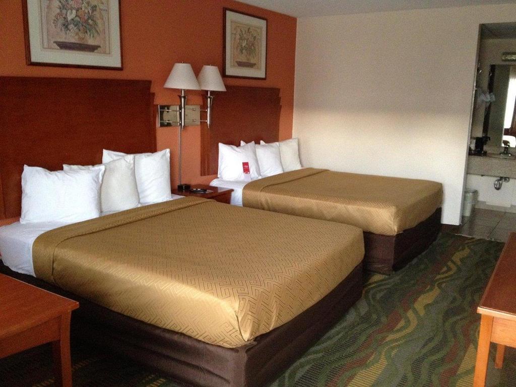 Econo Lodge Mcpherson Extérieur photo