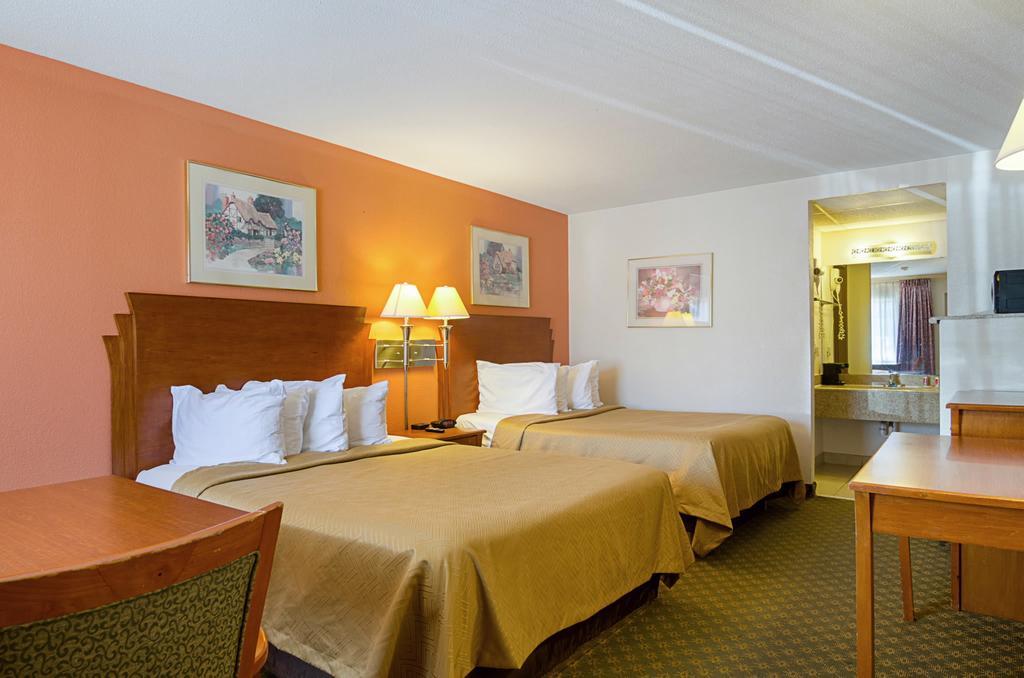 Econo Lodge Mcpherson Extérieur photo