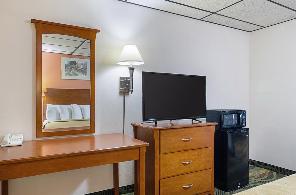 Econo Lodge Mcpherson Extérieur photo