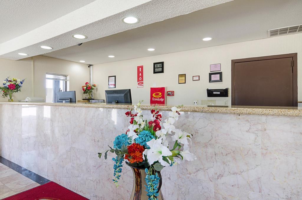 Econo Lodge Mcpherson Extérieur photo