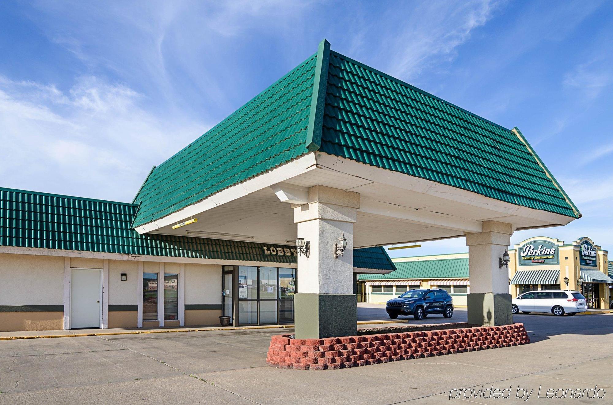 Econo Lodge Mcpherson Extérieur photo