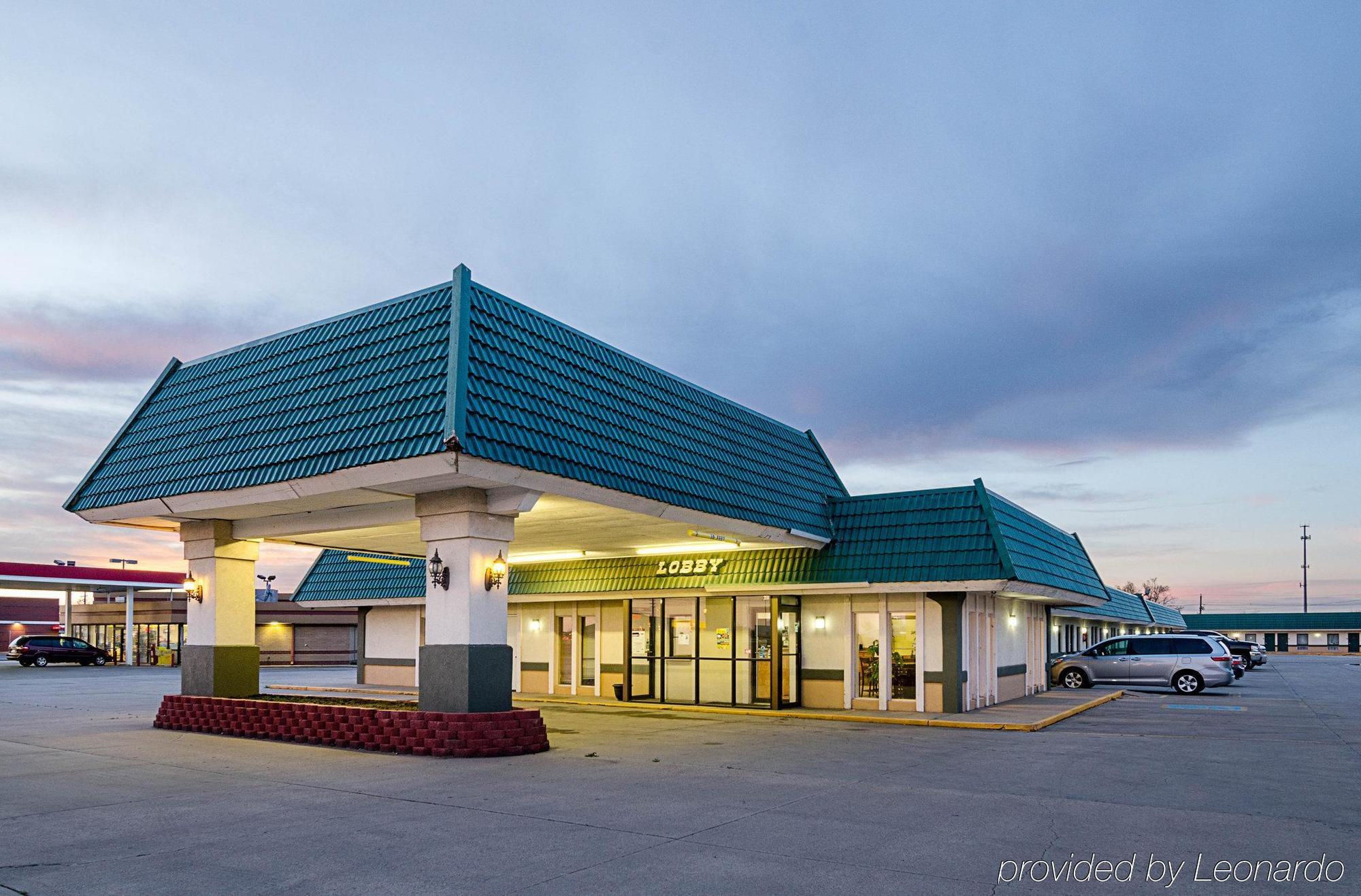 Econo Lodge Mcpherson Extérieur photo