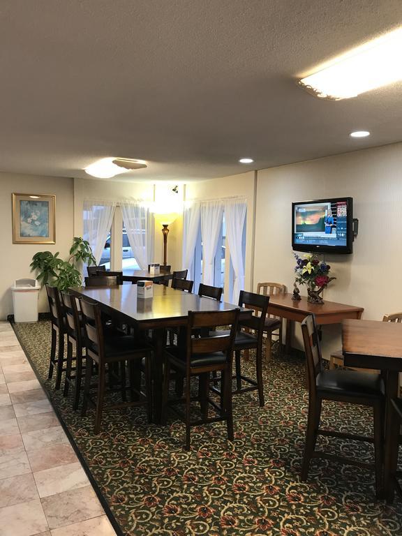 Econo Lodge Mcpherson Extérieur photo