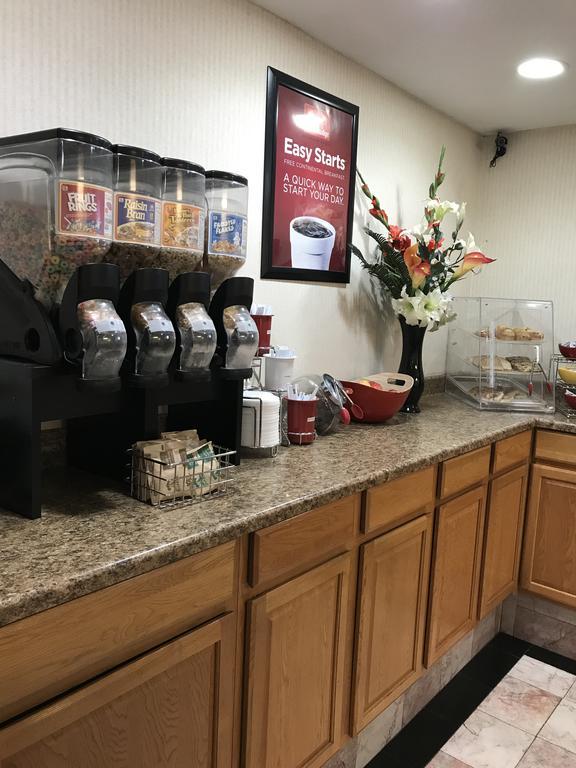 Econo Lodge Mcpherson Extérieur photo