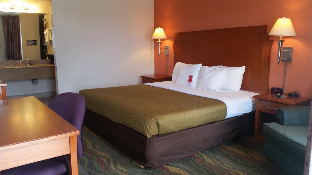 Econo Lodge Mcpherson Extérieur photo