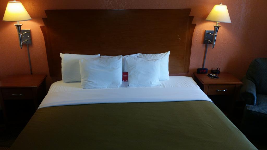 Econo Lodge Mcpherson Extérieur photo