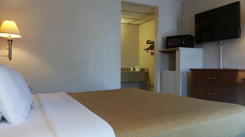 Econo Lodge Mcpherson Extérieur photo