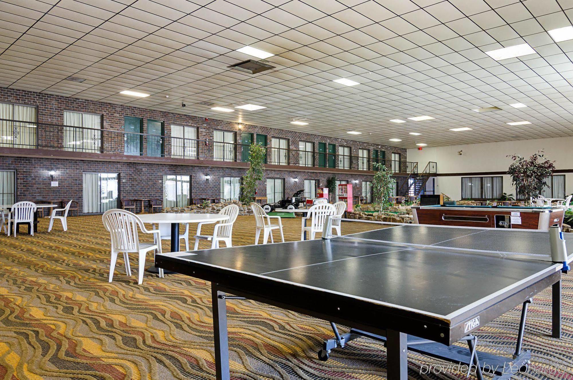 Econo Lodge Mcpherson Extérieur photo