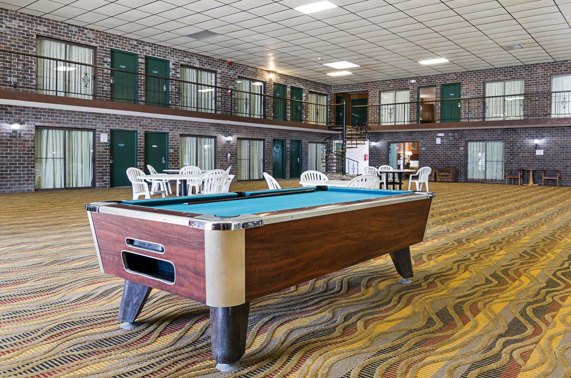 Econo Lodge Mcpherson Extérieur photo